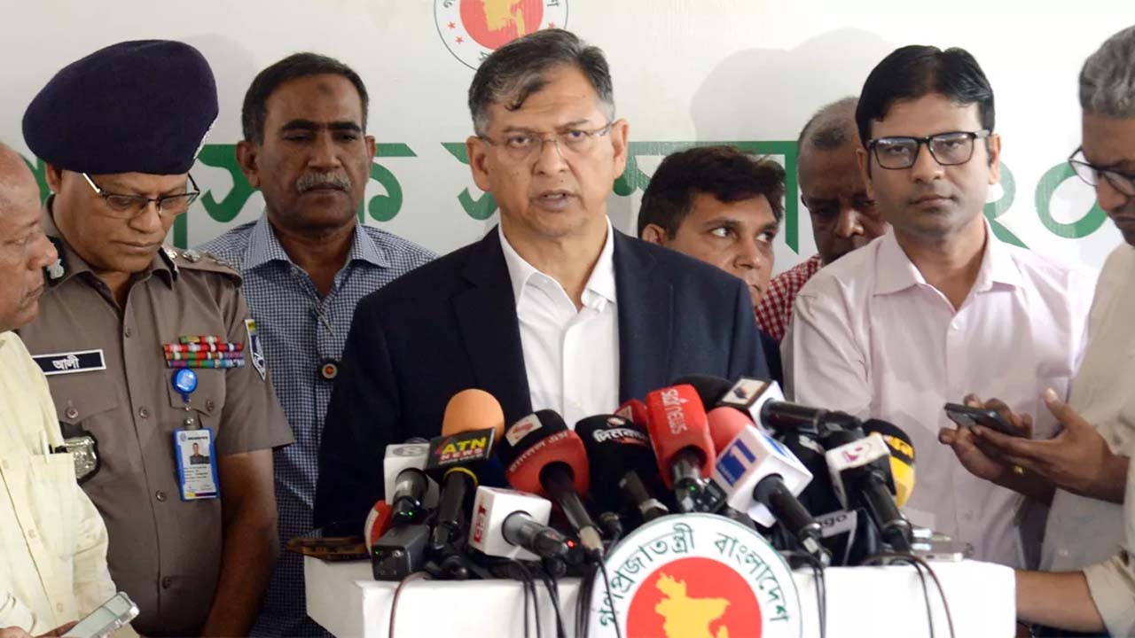 সাংবাদিকদের সাথে কথা বলছেন স্বরাষ্ট্রমন্ত্রী সালাহউদ্দিন আহমদ