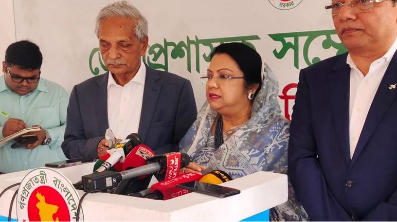 সাংবাদিকদের সাথে কথা বলছেন বেসামরিক বিমান পরিবহন ও পর্যটনমন্ত্রী আফরোজা খানম (রিতা