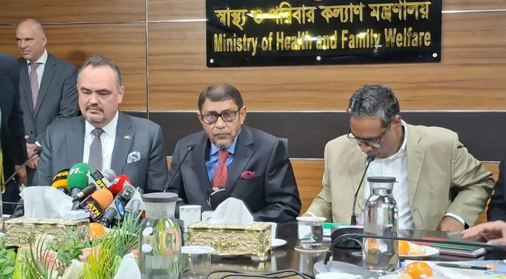 স্বাস্থ্য মন্ত্রণালয়ের সম্মেলন কক্ষে মার্কিন রাষ্ট্রদূতের সাথে বৈঠক করছেন স্বাস্থ্যমন্ত্রী সরদার মো: সাখাওয়াত হোসেন