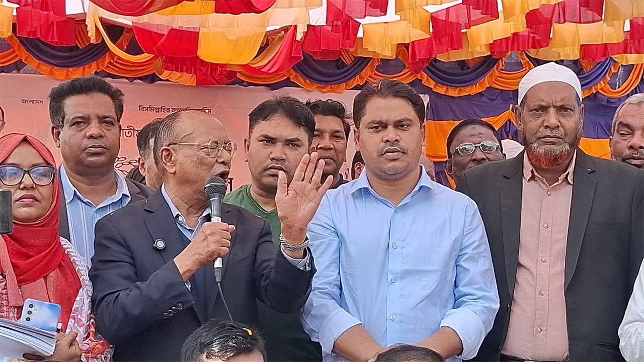 বক্তব্য রাখছেন আব্দুল আউয়াল মিন্টু