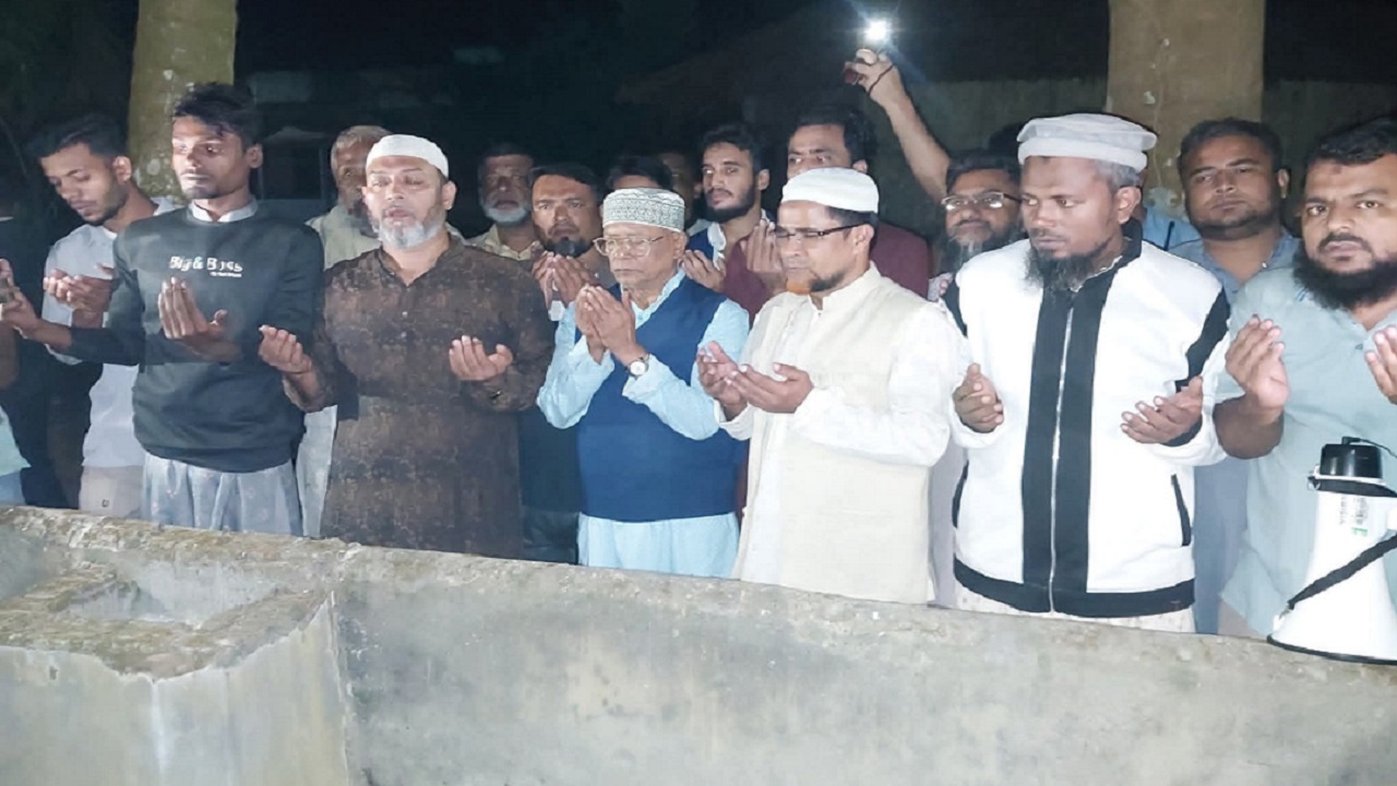 জামায়াতের সাবেক আমির মকবুল আহমদের কবর জিয়ারত করলেন আবদুল আউয়াল মিন্টু