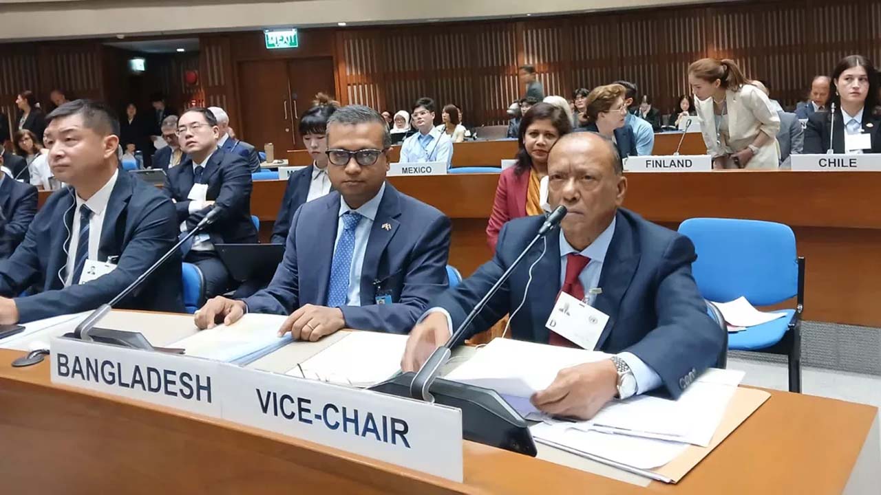 গোলটেবিল বৈঠকে জলবায়ু পরিবর্তনমন্ত্রী আবদুল আউয়াল মিন্টু
