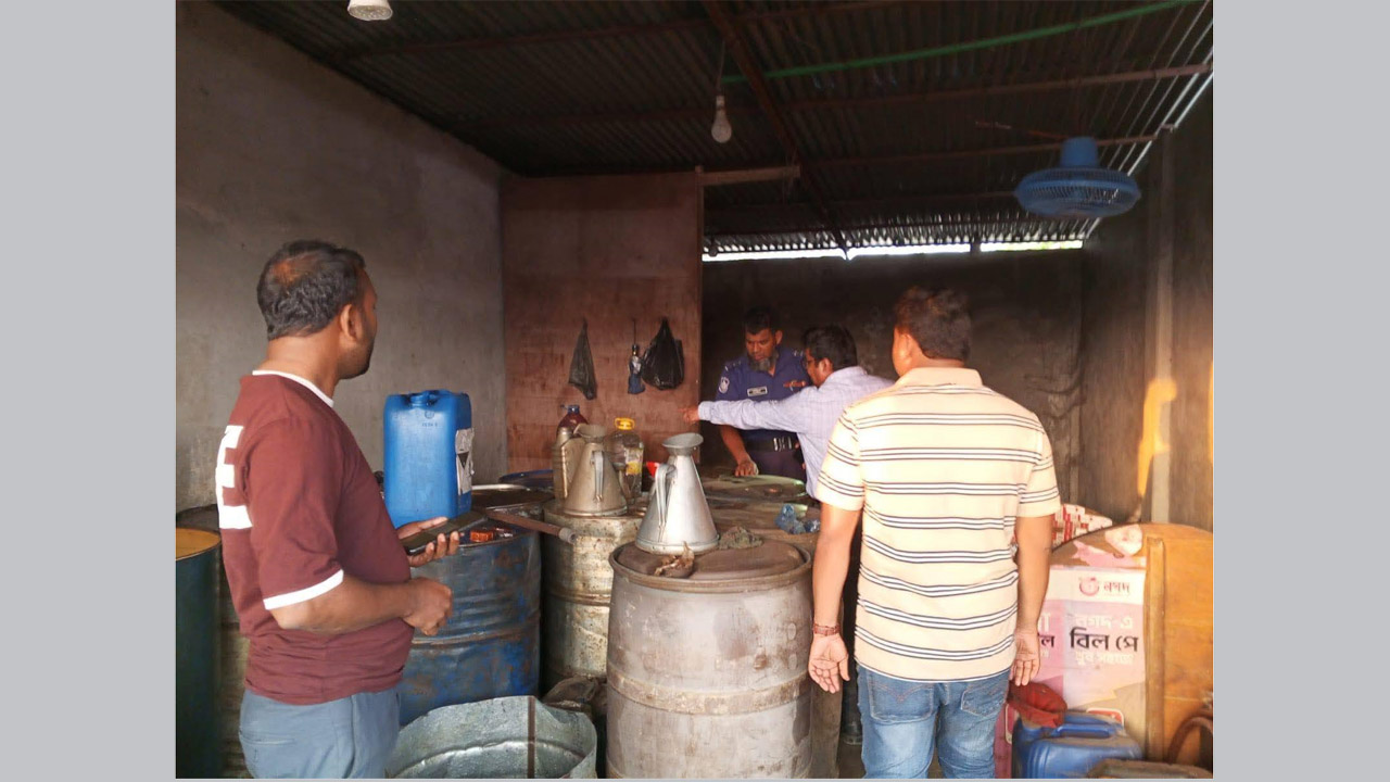 মিরসরাইয়ে জ্বালানি মজুদ ও বাড়তি মূল্যে বিক্রি, দুই প্রতিষ্ঠানকে ২০ হাজার টাকা জরিমানা