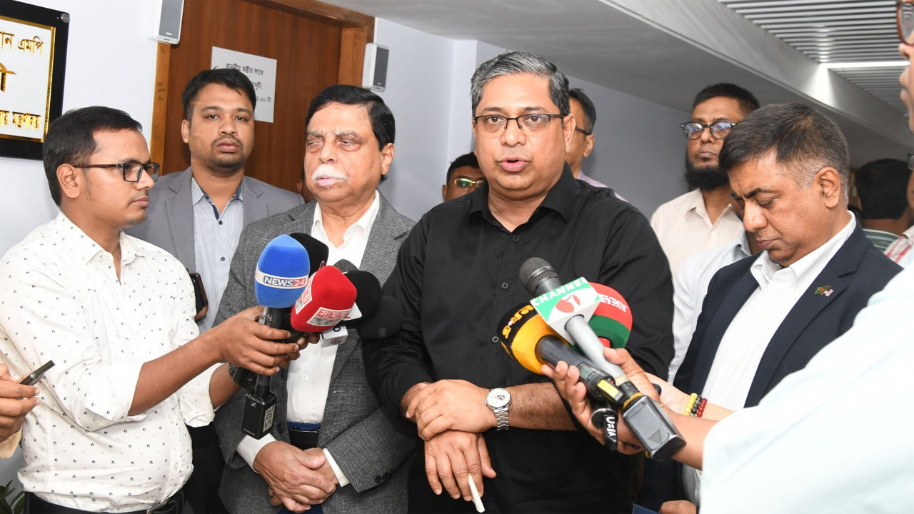 সাংবাদিকদের সাথে কথা বলছেন স্থানীয় সরকার প্রতিমন্ত্রী মীর শাহে আলম