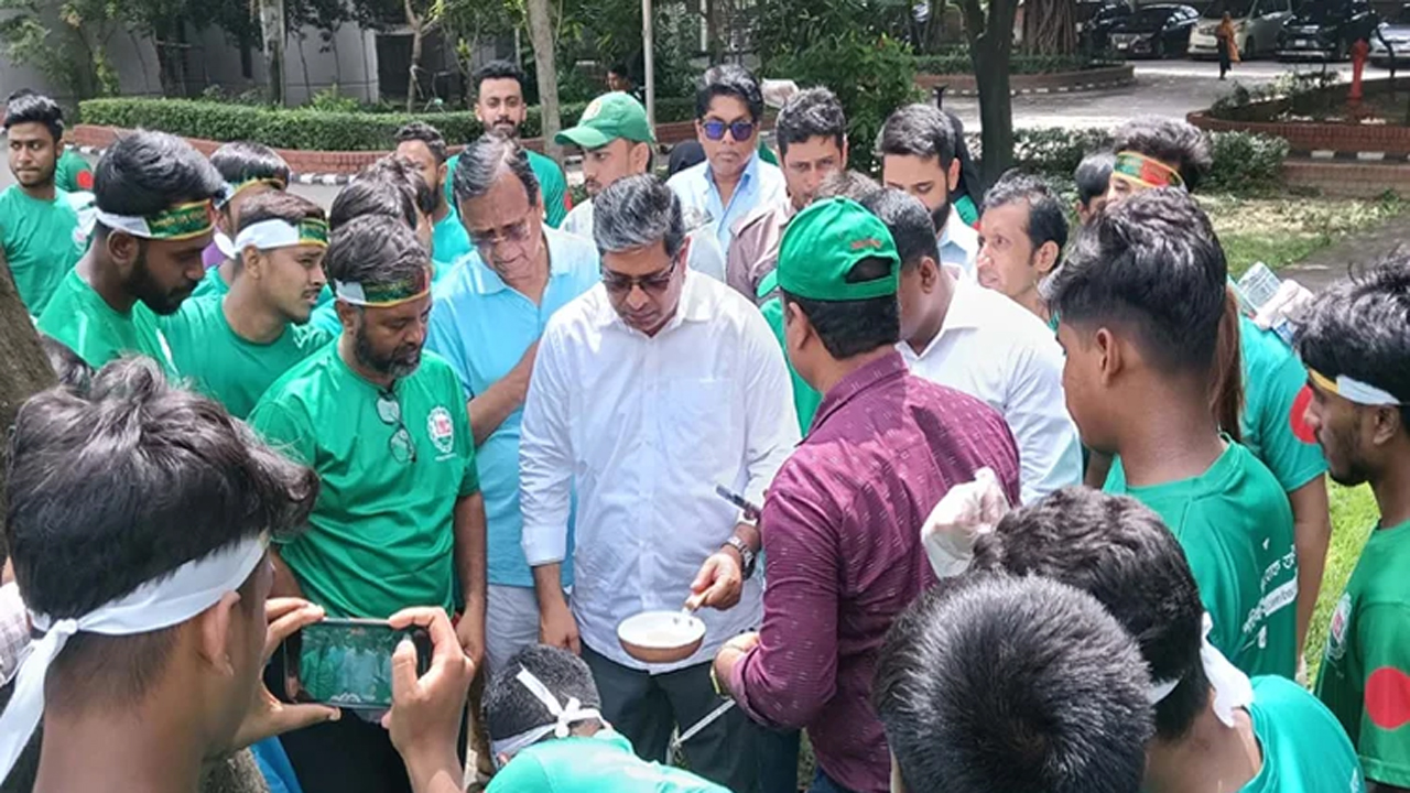 মাঠপর্যায়ে চলমান কার্যক্রম পরিদর্শন করছেন স্থানীয় সরকার, পল্লী উন্নয়ন ও সমবায় মন্ত্রণালয়ের প্রতিমন্ত্রী মীর শাহে আলম