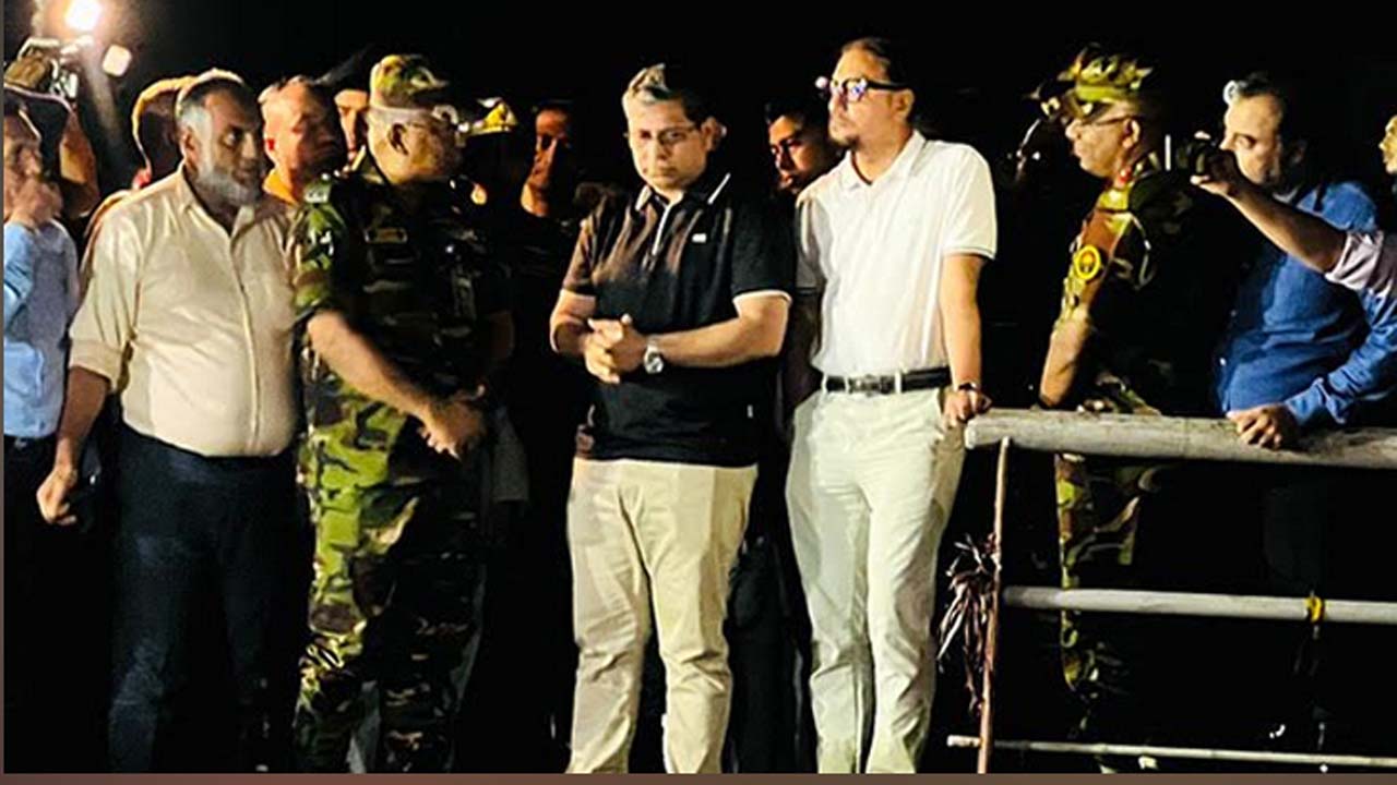 চট্টগ্রাম নগরীর জলাবদ্ধ এলাকা পরিদর্শন করেন স্থানীয় সরকার প্রতিমন্ত্রী
