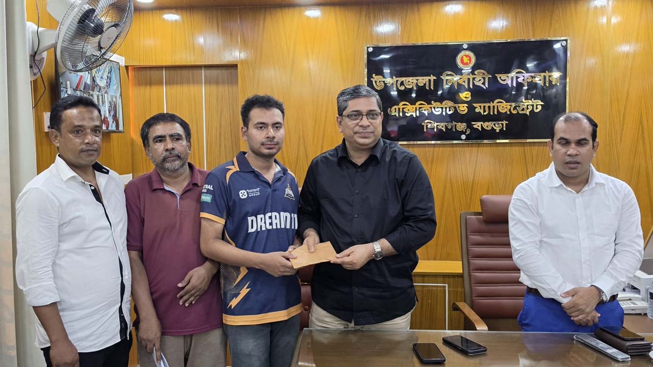 শিক্ষার্থী নীরবের হাতে বিশ্ববিদ্যালয়ে ভর্তির জন্য প্রয়োজনীয় আর্থিক সহায়তা তুলে দেন প্রতিমন্ত্রী মীর শাহে আলম