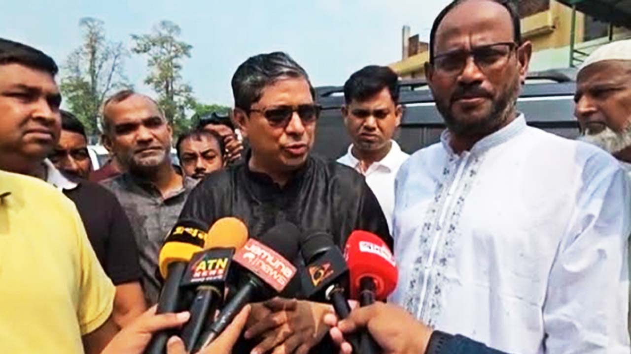 সাংবাদিকদের সাথে কথা বলেন এলজিআরডি প্রতিমন্ত্রী মীর শাহে আলম