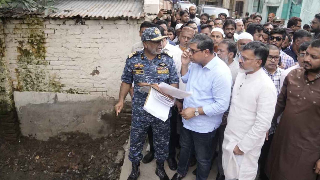 মিরপুর-১২ এলাকার মুসলিম বাজার খালের ময়লা অপসারণ কার্যক্রম পরিদর্শন করেন প্রতিমন্ত্রী মীর শাহে আলম