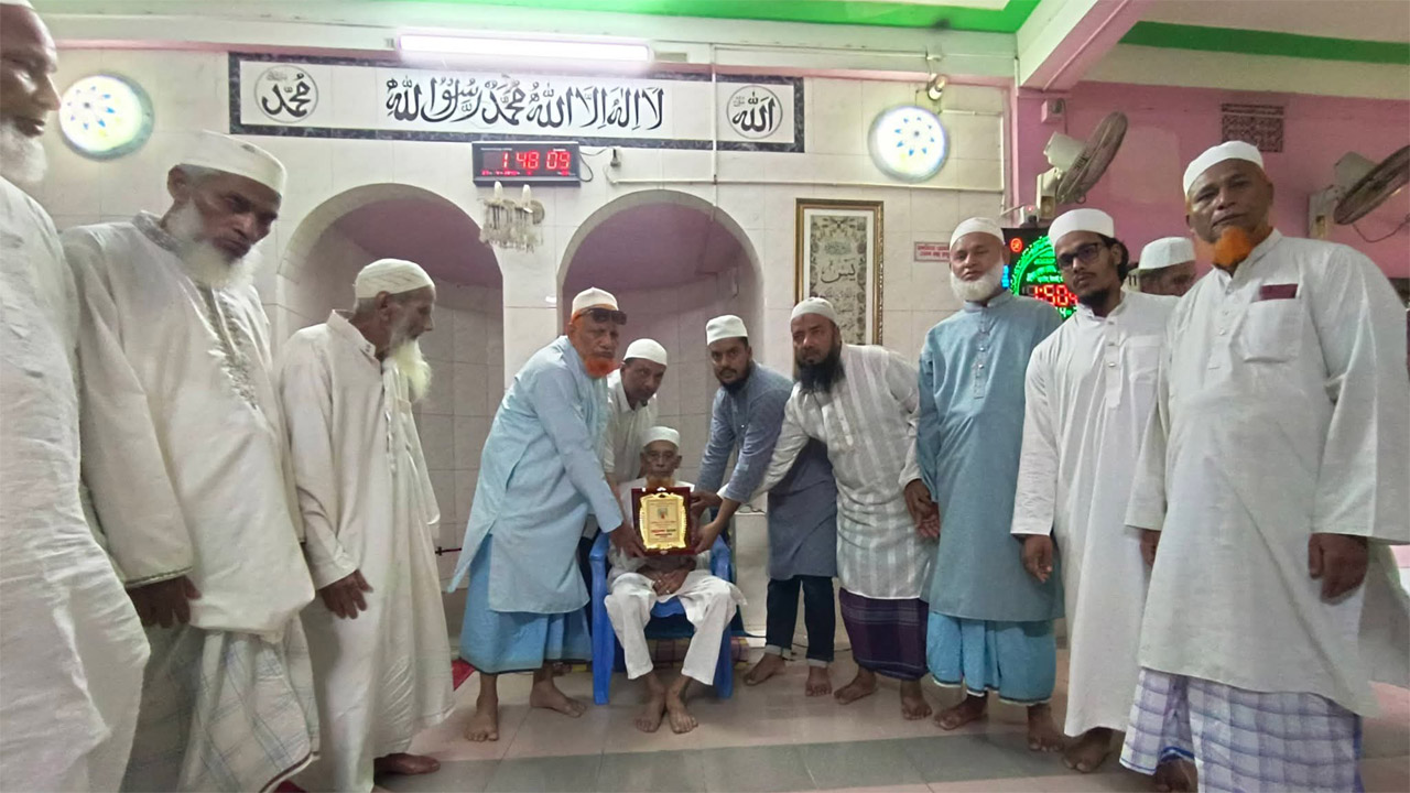৬০ বছর ইমামতি পর অবসর, ইমামকে সংবর্ধনা ও লাখ টাকা সম্মানি