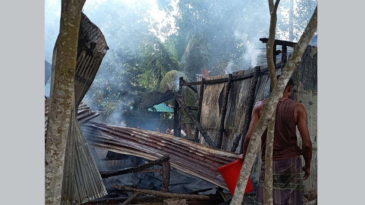মিরসরাইয়ে অগ্নিকাণ্ডে বিধবার বসতঘর পুড়ে ছাই