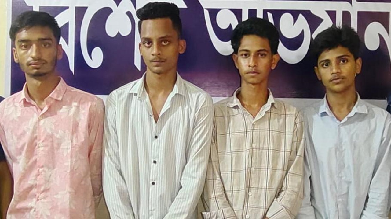 পরীক্ষার খাতা না দেখানোয় সহপাঠীকে কুপিয়ে জখম, আটক ৪