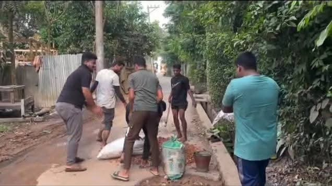 বৃষ্টিতে জলাবদ্ধতা নিরসনে বারইয়ারহাট পৌর ছাত্রদলের সড়ক মেরামত