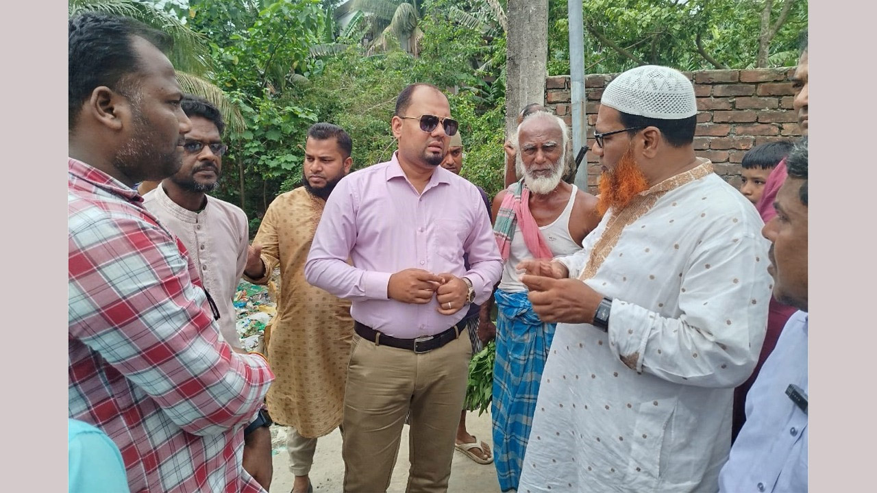 নয়নের খাল সংস্কার কাজ পরিদর্শন করছেন সদর উপজেলা নির্বাহী কর্মকর্তা (ইউএনও) মো: মাসুদুর রহমান