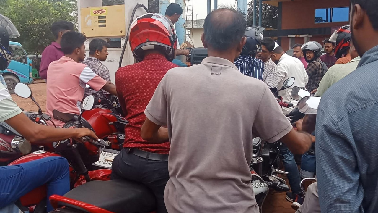 পেট্রোল পাম্পে তেলের জন্য বাইকারদের লাইন