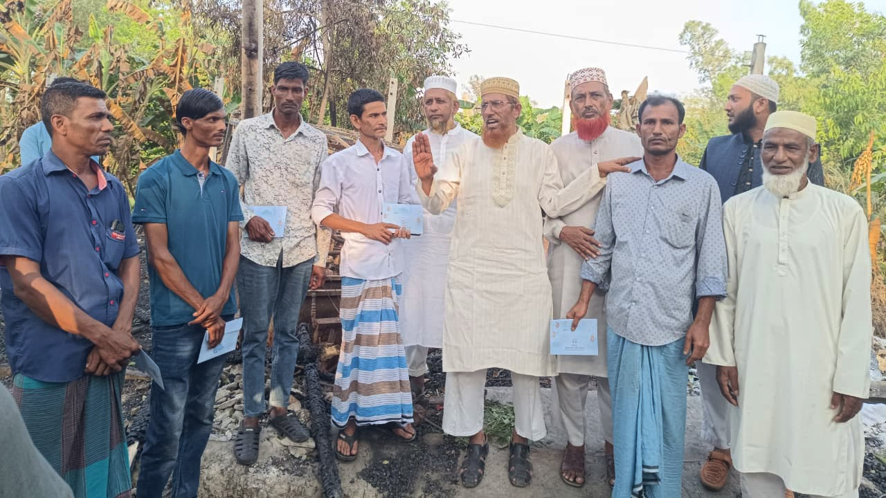 মিরসরাইয়ে অগ্নিকাণ্ডে ক্ষতিগ্রস্তদের মাঝে জামায়াতের অনুদান