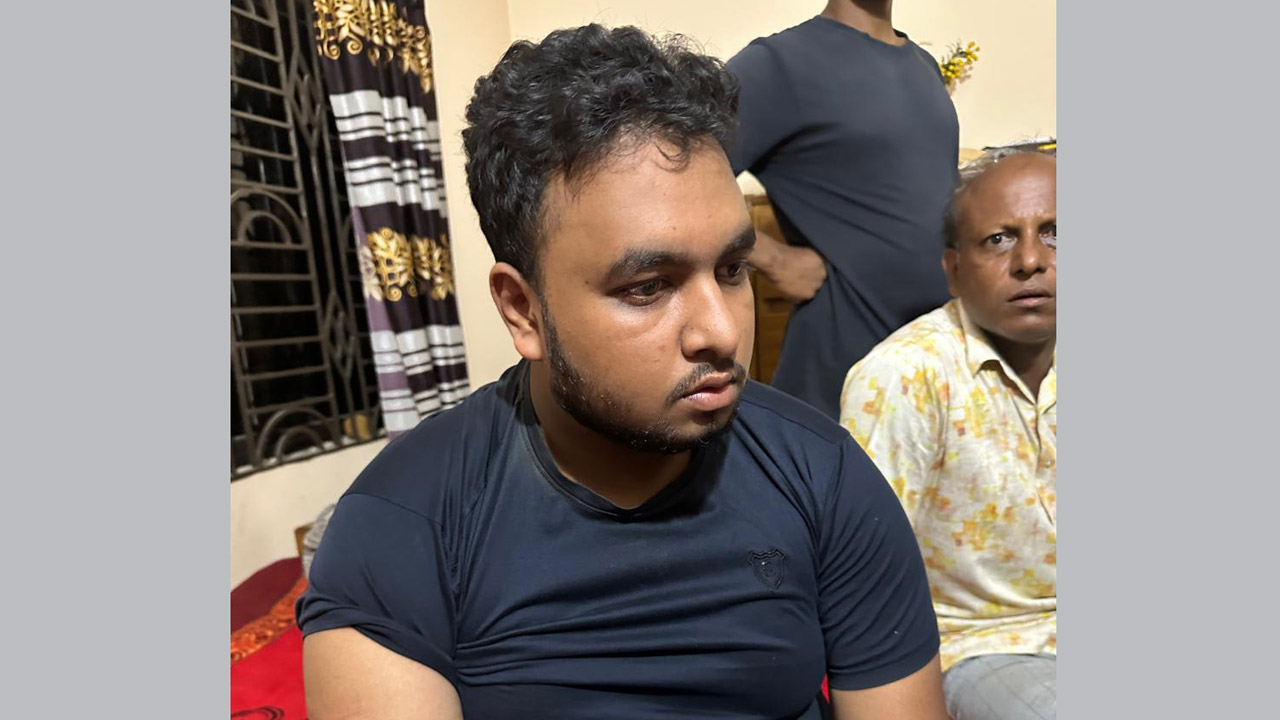 ক্ষতিগ্রস্ত ব্যবসায়ী হাসপাতালে চিকিৎসা নিচ্ছেন