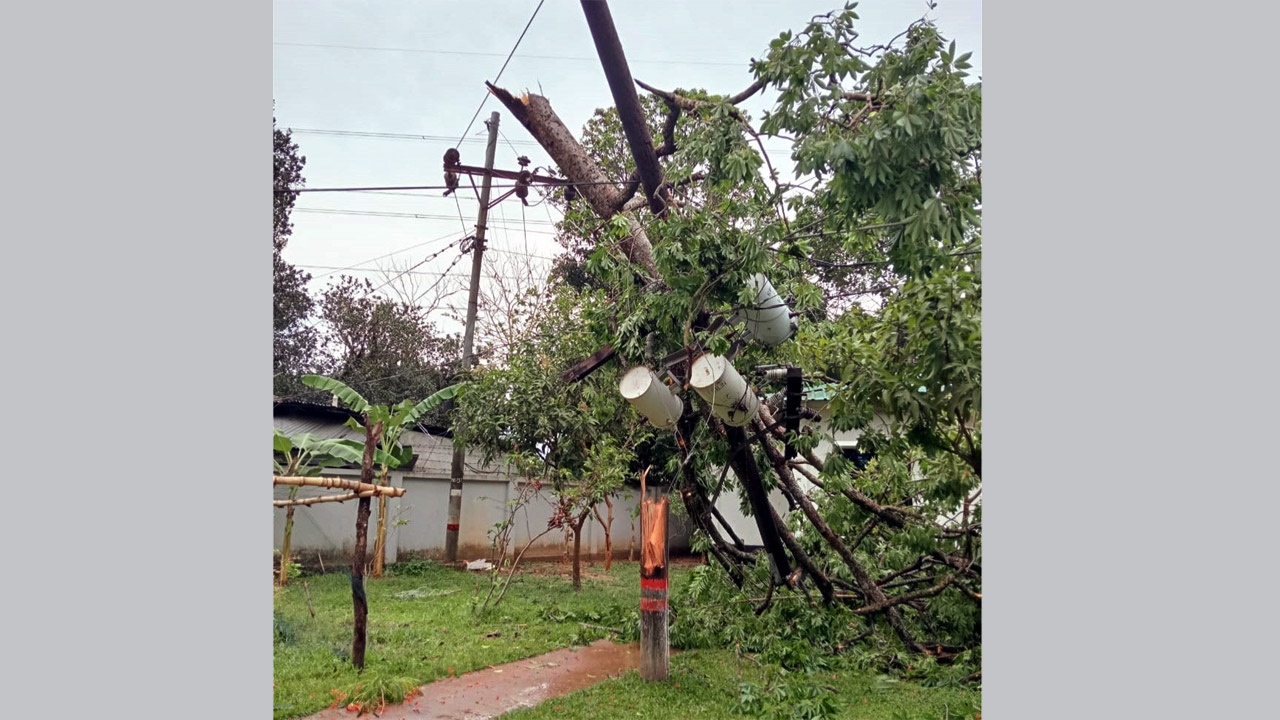 মিরসরাইয়ে কালবৈশাখী ঝড়ে বিদ্যুৎ সংযোগবিহীন ১০ হাজার গ্রাহক