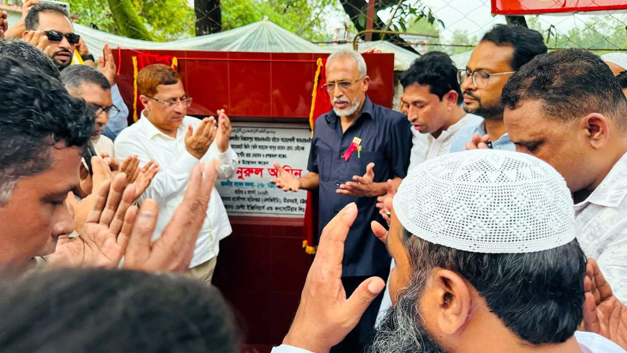 মিরসরাইয়ে সড়ক উদ্বোধনকালে নুরুল আমিন এমপি