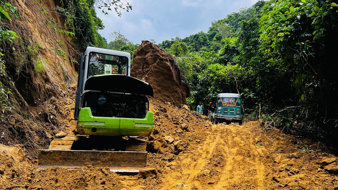 বিকেলের দিকে মিরসরাই-নারায়ণহাট সড়কটি চালু করা হয়