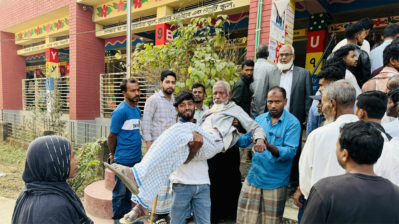 ছেলের কোলে ভর করে ভোটকেন্দ্রে বৃদ্ধ