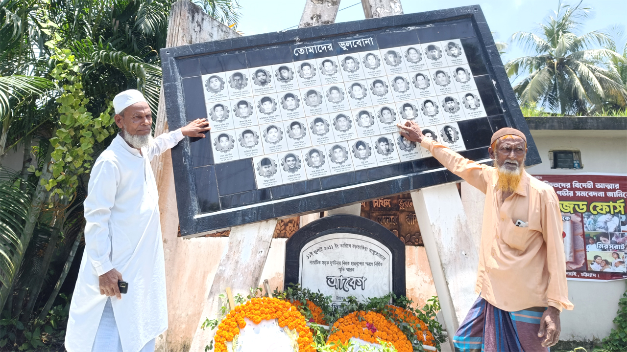 নিহতদের স্মরণে নির্মিত স্মৃতিস্তম্ভ ‘আবেগ’-এ অভিবাভকরা