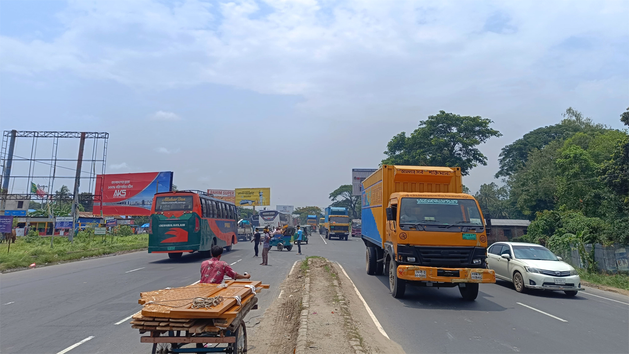 ব্যস্ত হয়ে উঠছে ঢাকা-চট্টগ্রাম মহাসড়ক