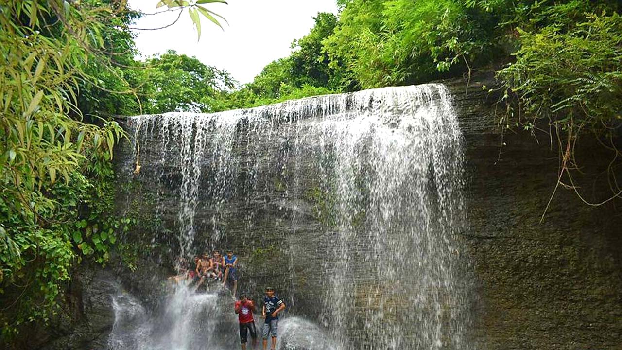 রূপসী ঝরনার অপরূপ সৌন্দর্য