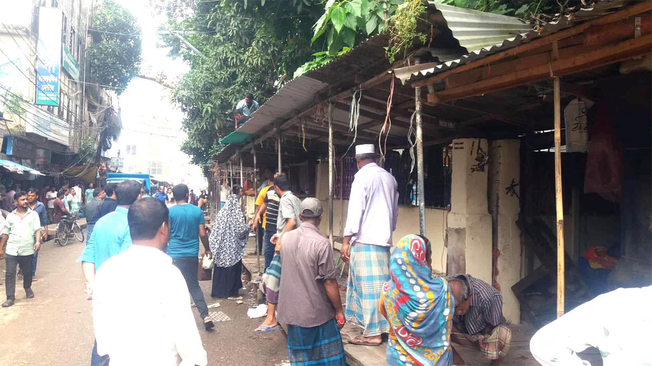 অবৈধ দোকানঘর ও স্থাপনা উচ্ছেদ করা হচ্ছে