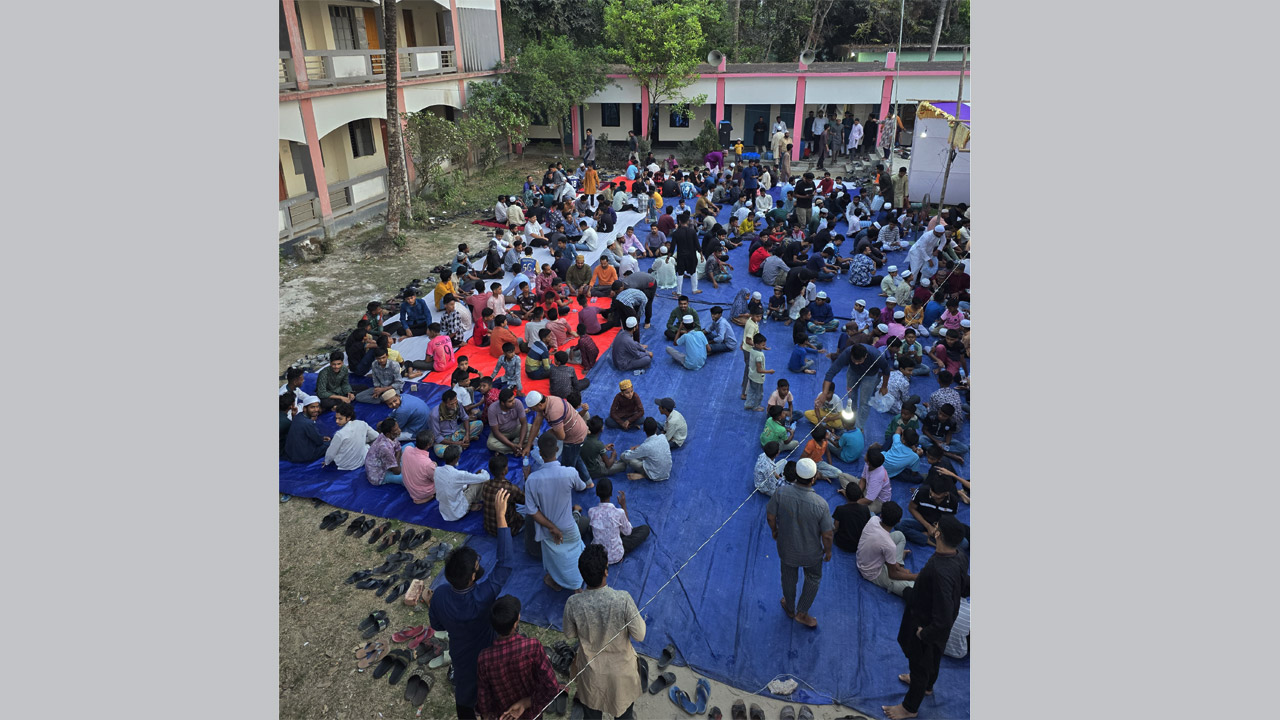 মিরসরাইয়ে পাঁচ শতাধিক রোজাদারের উপস্থিতিতে হিতকরীর ২৬তম গণ-ইফতার