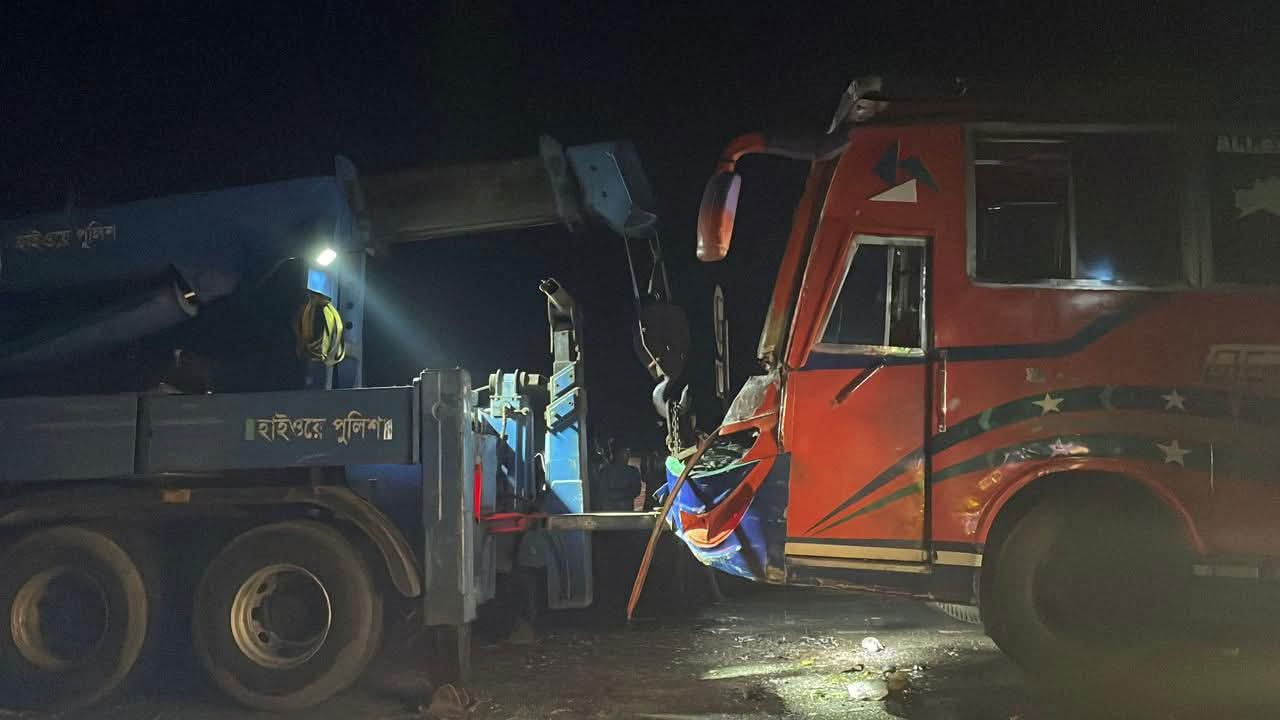 কাভার্ডভ্যানের পেছনে বাসের ধাক্কা