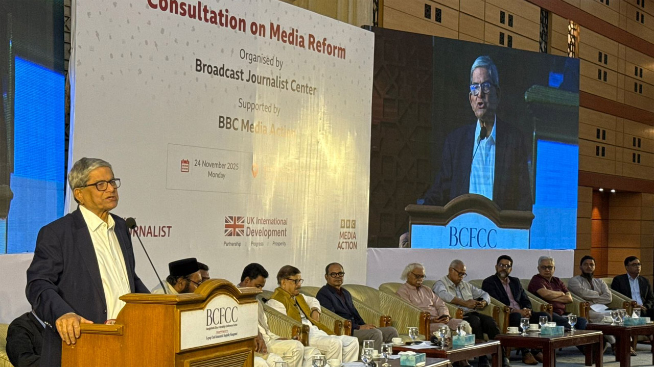 বক্তব্য রাখছেন মির্জা ফখরুল ইসলাম আলমগীর