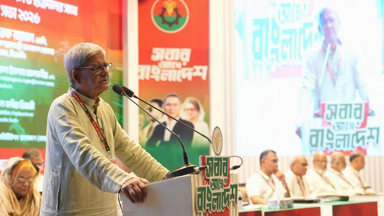 বক্তব্য রাখছেন বিএনপি মহাসচিব মির্জা ফখরুল ইসলাম আলমগীর