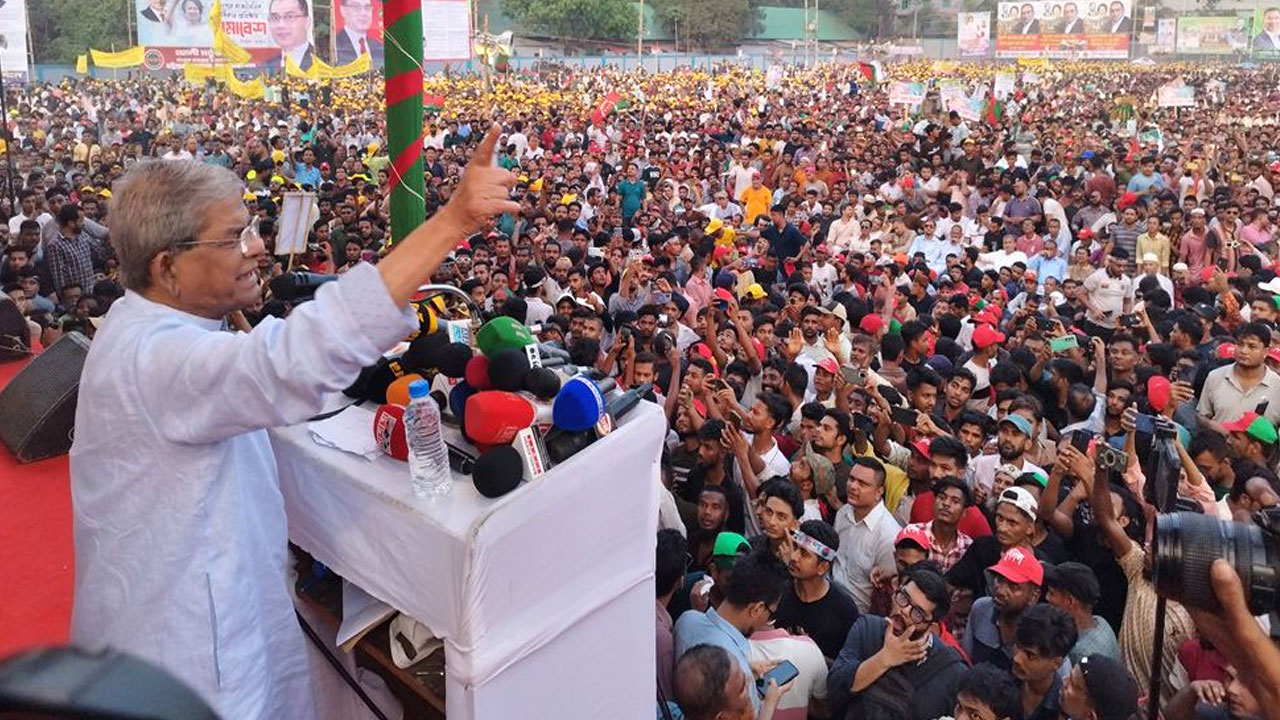 সমাবেশে বক্তব্য রাখছেন বিএনপি মহাসচিব মির্জা ফখরুল ইসলাম আলমগীর