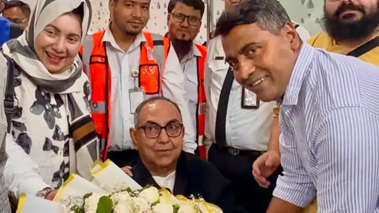 বিমানবন্দরে মির্জা আব্বাসকে স্বাগত জানান দলের নেতাকর্মীরা