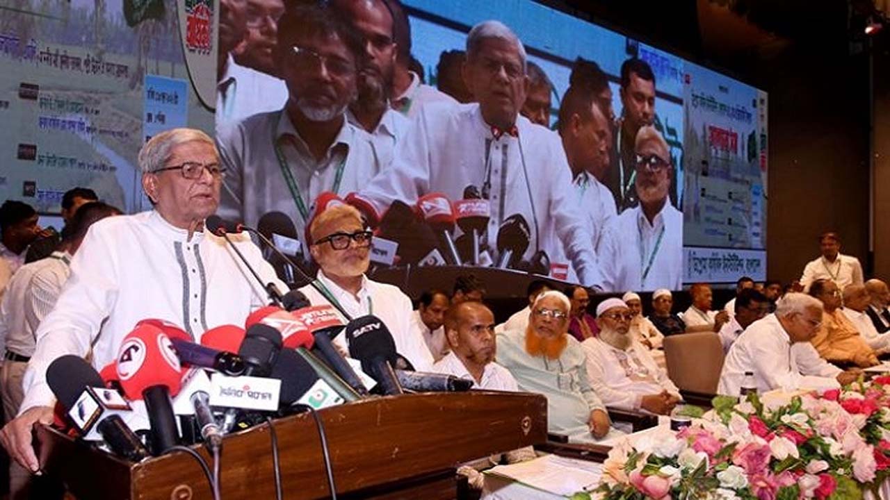 প্রধান অতিথির বক্তব্যে স্থানীয় সরকার, পল্লী উন্নয়ন ও সমবায় মন্ত্রী মির্জা ফখরুল ইসলাম আলমগীর