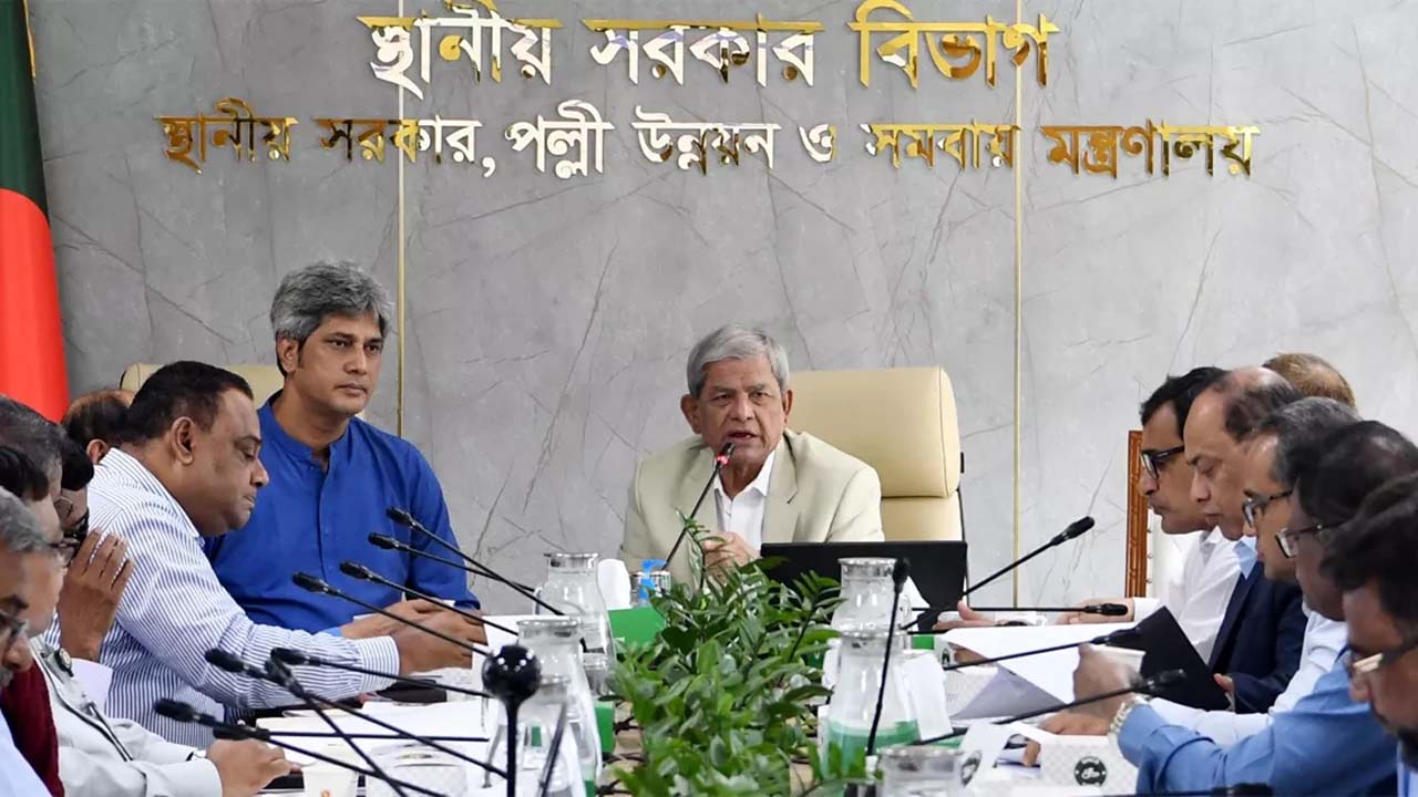 বক্তব্য দেন স্থানীয় সরকারমন্ত্রী মির্জা ফখরুল ইসলাম আলমগীর
