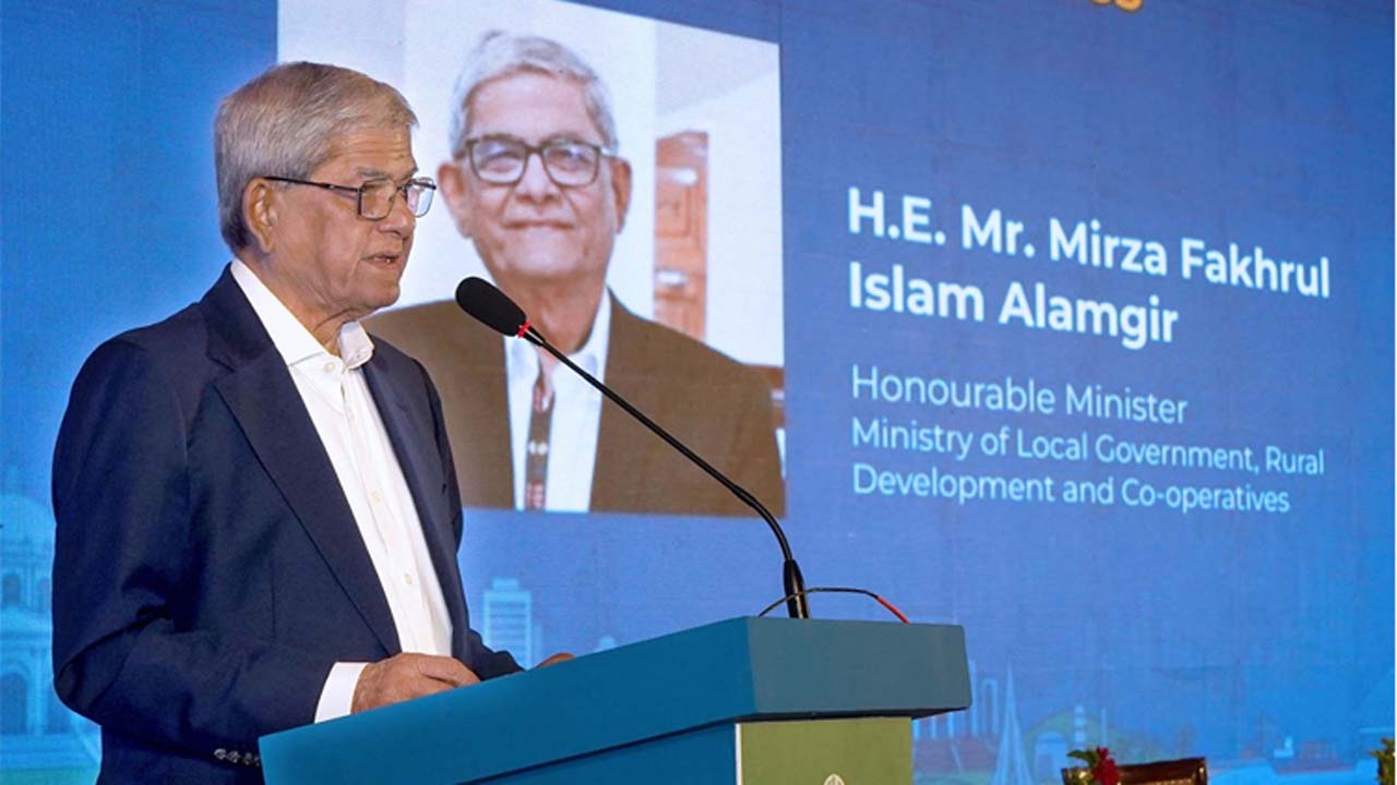 ‘বাণিজ্য, অর্থনৈতিক প্রবৃদ্ধি ও অর্থনৈতিক কূটনৈতিক কর্মপরিকল্পনা’ শীর্ষক সম্মেলনে কথা বলেন মির্জা ফখরুল ইসলাম আলমগীর