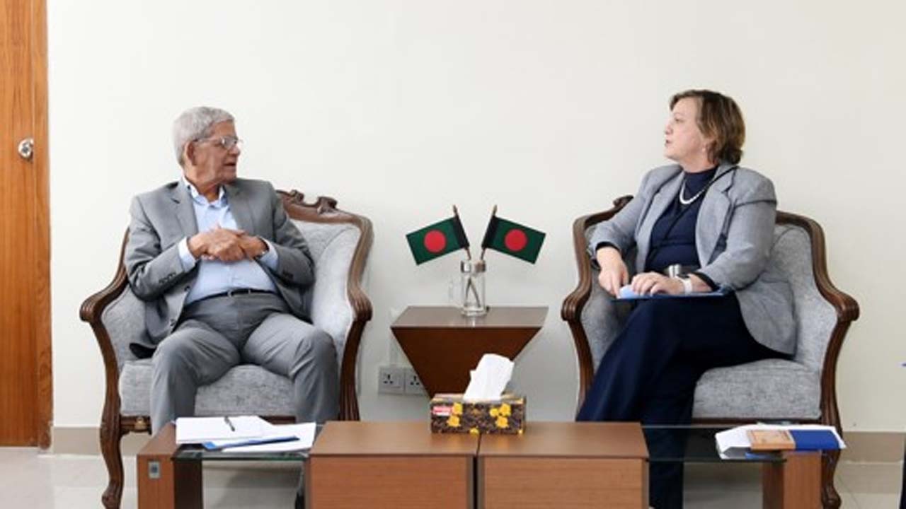 মন্ত্রী মির্জা ফখরুল ইসলাম আলমগীরের সাথে ইউনিসেফ-এর চিফ অব ওয়াটার অ্যান্ড স্যানিটেশন পিটার জর্জ এল মেস সৌজন্য সাক্ষাৎ করেন