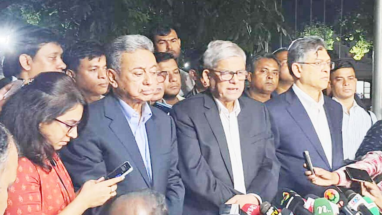 প্রধান উপদেষ্টা ড. মুহাম্মদ ইউনূসের সাথে আলোচনা শেষে সাংবাদিকদের সাথে কথা বলেন মির্জা ফখরুল