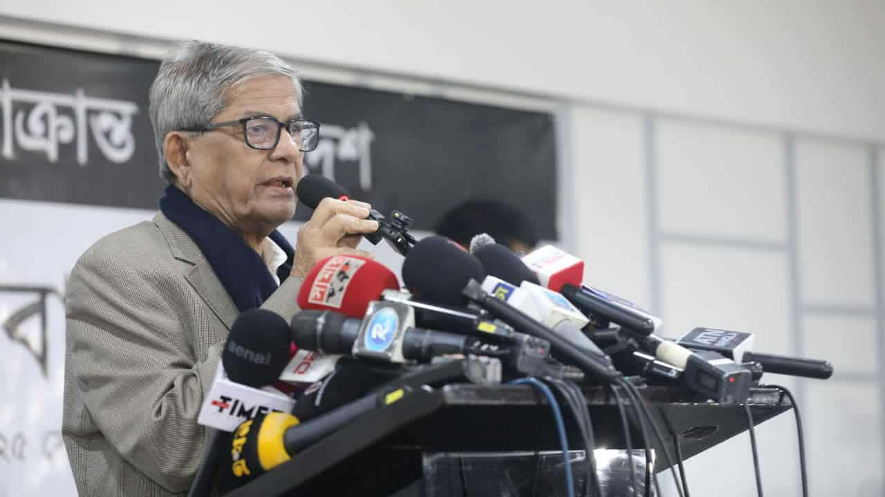 প্রতিবাদ সভায় বক্তব্য রাখেছেন বিএনপি মহাসচিব মির্জা ফখরুল ইসলাম আলমগীর