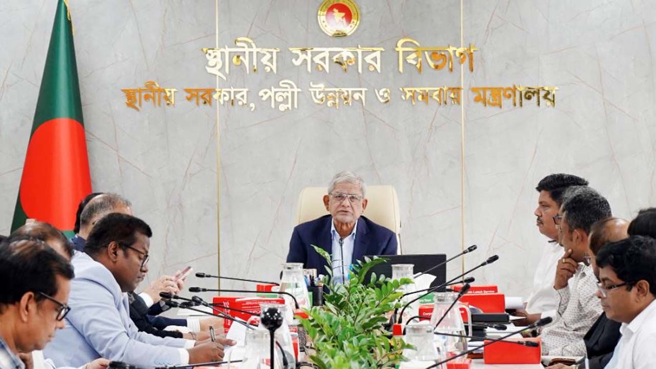 সচিবালয়ে বিভিন্ন উন্নয়ন প্রকল্পের অগ্রগতি পর্যালোচনা সভায় মন্ত্রী মির্জা ফখরুল ইসলাম আলমগীর