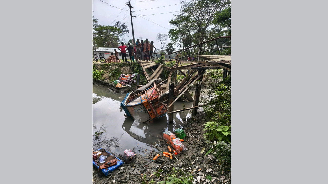 মির্জাগঞ্জে লোহারপুল ভেঙে অটোগাড়ি খালে, চলাচলে দুর্ভোগ