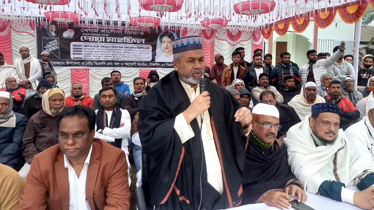 মির্জাপুরে বক্তব্য দিচ্ছেন বিএনপির এমপি প্রার্থী আবুল কালাম আজাদ সিদ্দিকী