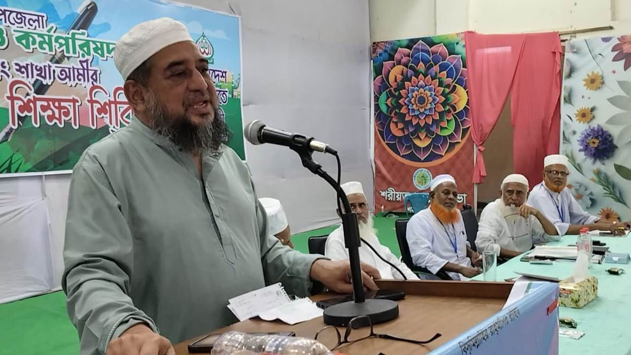 বক্তব্য রাখছেন অ্যাডভোকেট মোয়াজ্জেম হোসেন