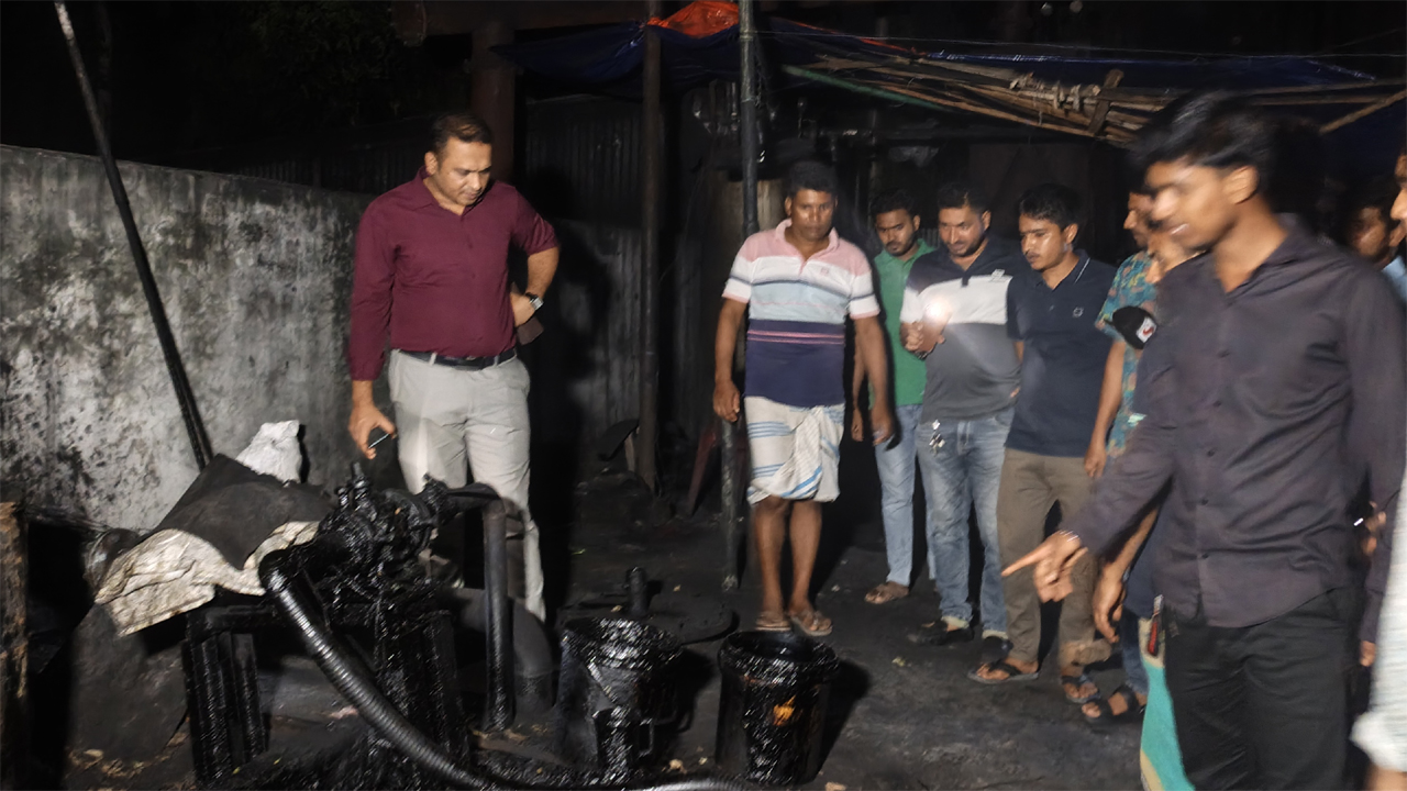 আশুলিয়ায় ভ্রাম্যমাণ আদালতের অভিযানে দুইটি কারখানা সিলগালা করা হয়