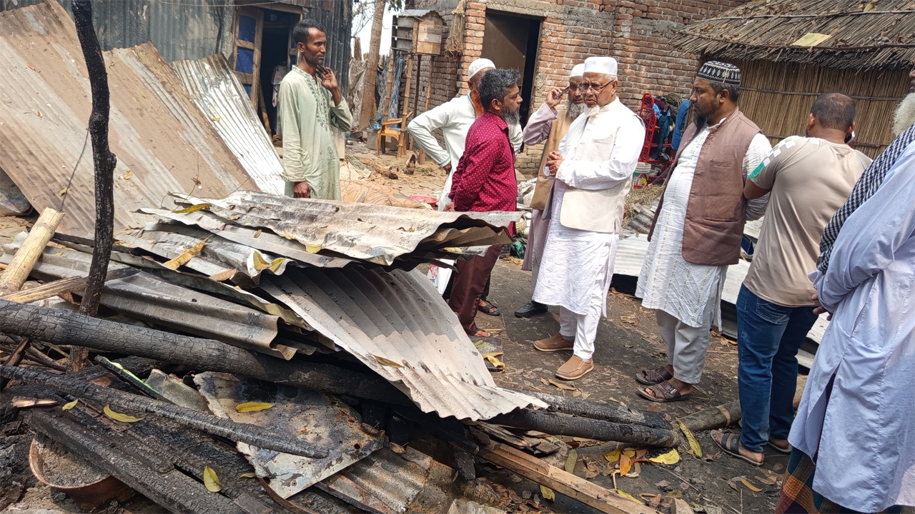 মধুখালী উপজেলার ডুমাইন পূর্বপাড়া গ্রামে অগ্নিকাণ্ডে ক্ষতিগ্রস্ত বাড়ি পরিদর্শন করেন ফরিদপুর-১ আসনের সংসদ সদস্য প্রফেসর ড. মোঃ ইলিয়াস মোল্লা