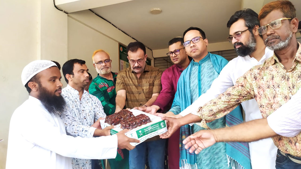 এতিমখানায় খেজুর বিতরণ