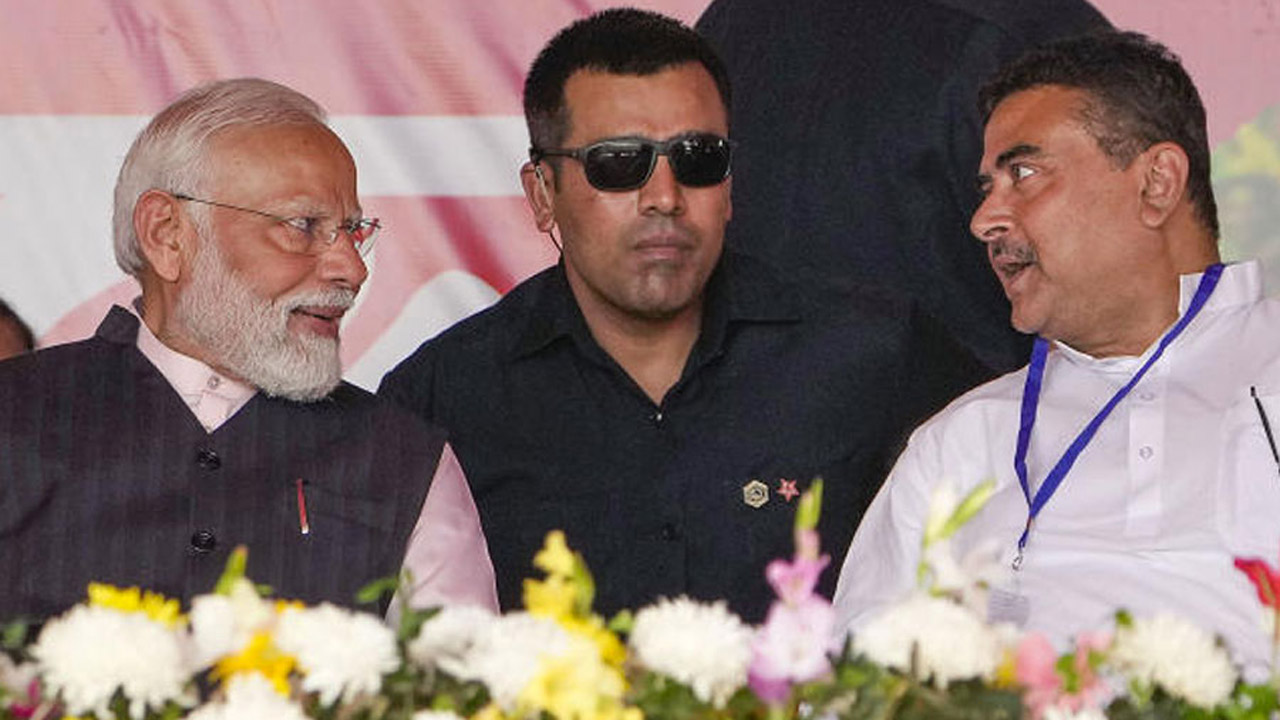 প্রধানমন্ত্রী নরেন্দ্র মোদির সাথে কথা বলছেন শুভেন্দু অধিকারী