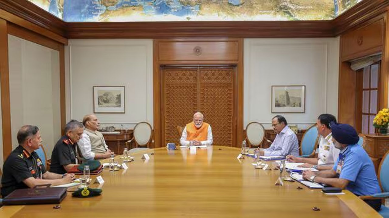 রাজনাথ, ডোভাল, সিডিএস ও তিন বাহিনীর প্রধানের সাথে বৈঠকে প্রধানমন্ত্রী নরেন্দ্র মোদি